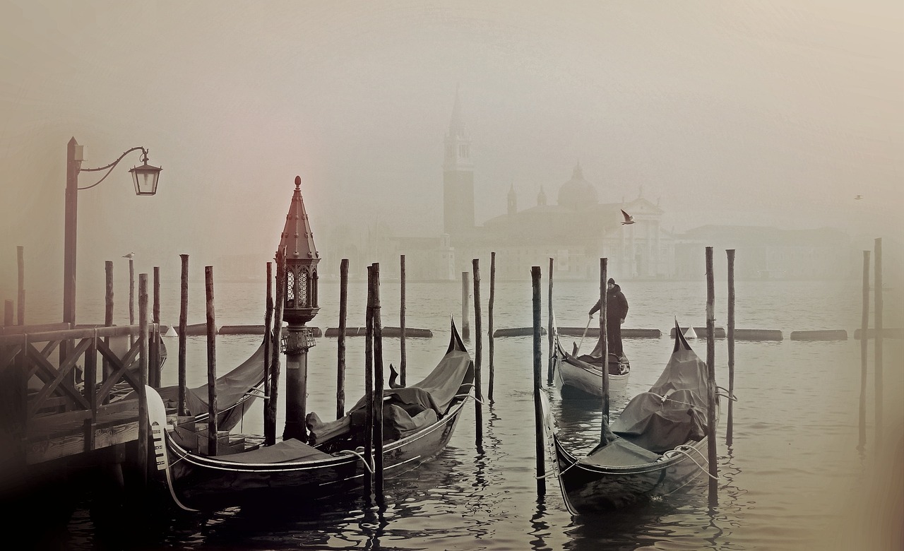gondola, canal, fog-1035684.jpg